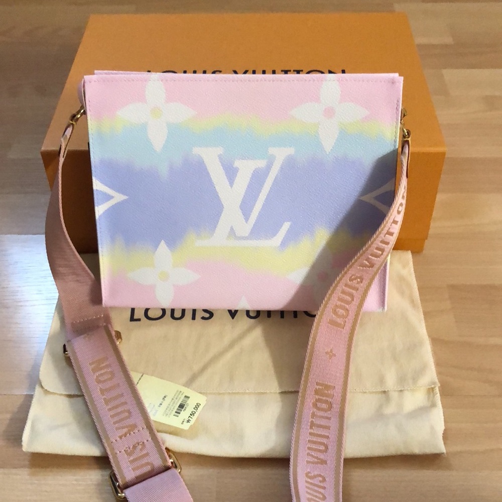 W/Tag 🌸🌸 RARE🌸🌸 Louis Vuitton Escale Toiletry 26 with pink Strap